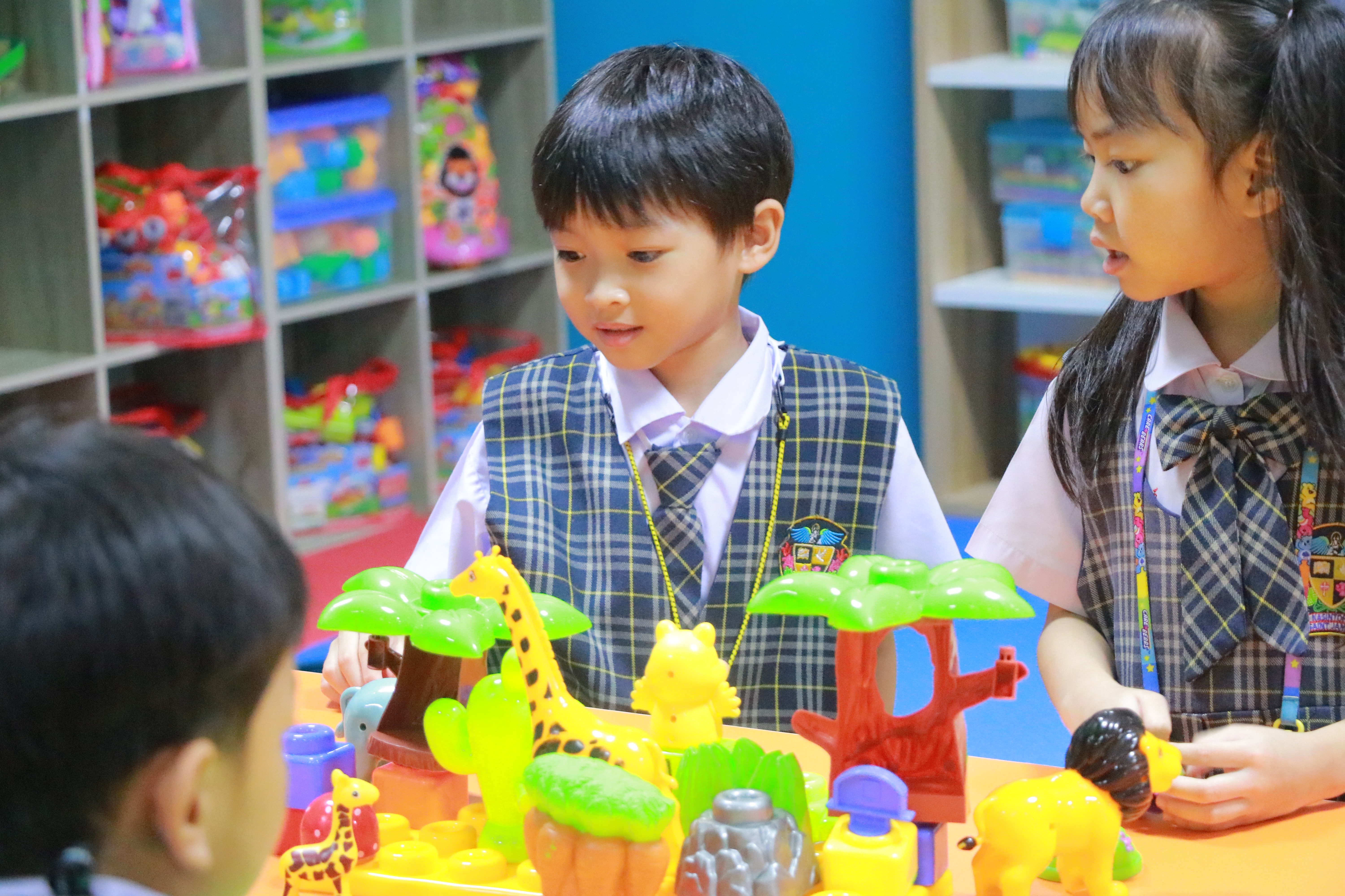 นักเรียนทำงานร่วมกันในกิจกรรมการเรียนรู้ / Students collaborating in a learning activity