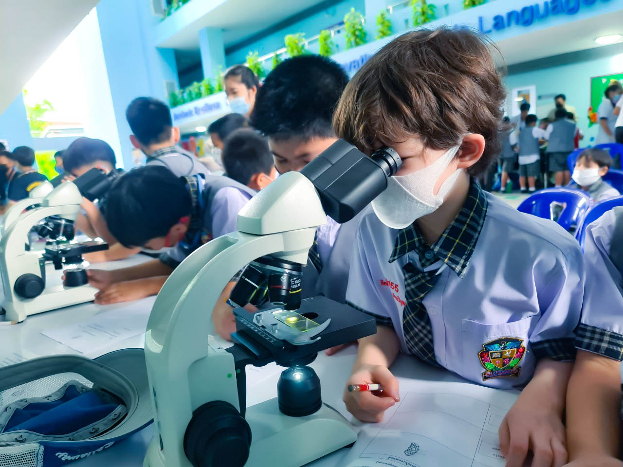 นักเรียนทำกิจกรรมวิทยาศาสตร์และโครงงานร่วมกัน / Students collaborating on a science project